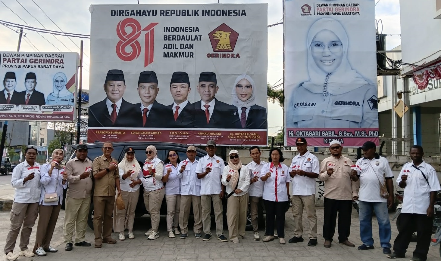 Partai Gerindra Papua Barat Daya Bagikan 15 Ribu Bendera Merah Putih ke Pengendara di Sorong Jelang HUT RI