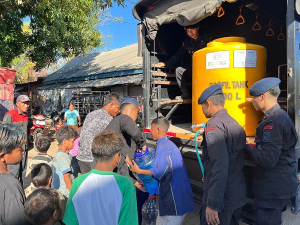Sat Brimob Polda NTB Salurkan Air Bersih ke Warga Bima yang Terdampak Kekeringan, Sambut Hari Bhayangkara ke-80