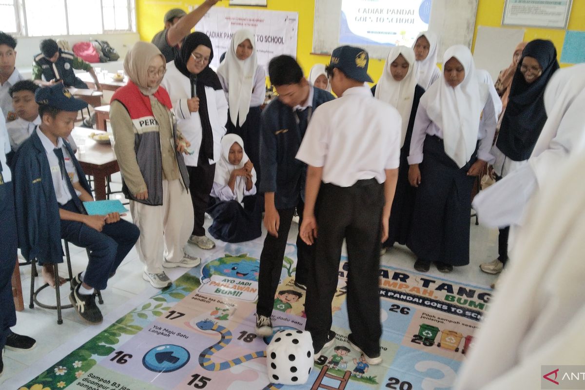 Pertamina dan PKBI Sumbar Latih Puluhan Siswa SMPN 1 Ulakan Tapakis Jadi Remaja Sahabat Lingkungan