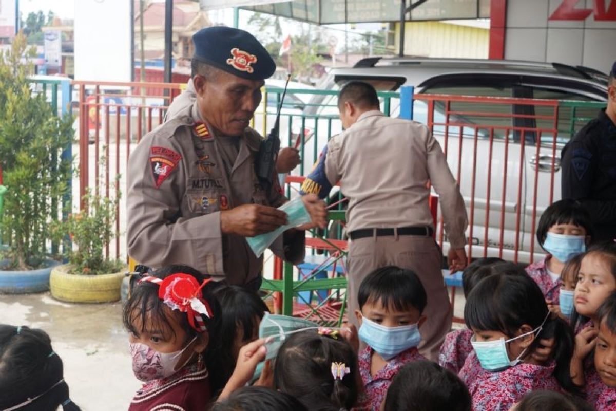 Satbrimob Polda Sultra Edukasi Murid TK di Kendari soal Bahaya Karhutla, Bagikan Masker Gratis