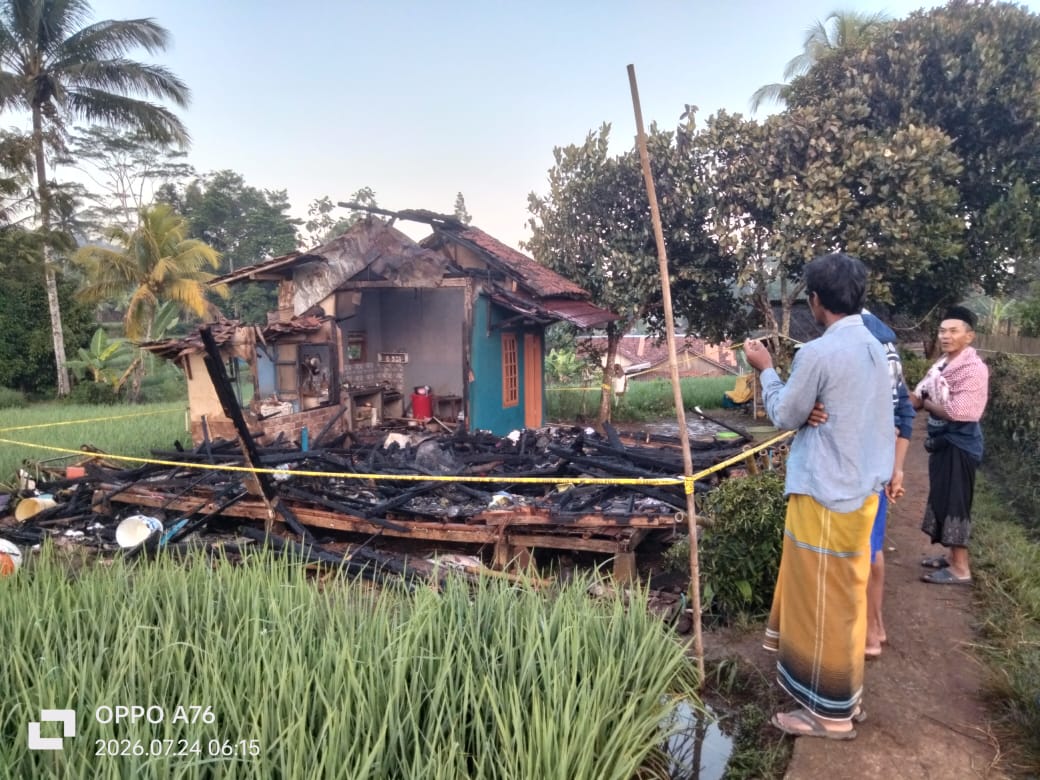 Kebakaran Rumah Panggung di Sukabumi Tewaskan Tiga Anak, Api Dipicu Lilin Saat Listrik Padam
