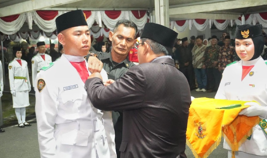 Bupati Anwar Sadat Kukuhkan 45 Anggota Paskibraka Tanjab Barat untuk HUT RI 2026, Ingatkan Jauhi Narkoba dan Jaga Nama Baik Daerah