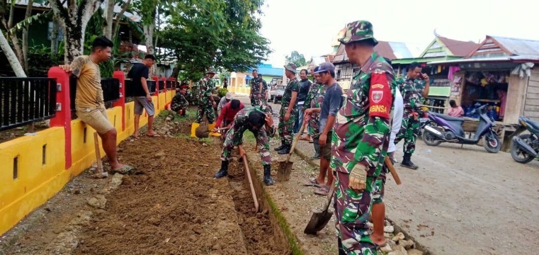 Koramil Sajoanging Wajo Kerja Bakti Bersihkan Saluran Air di Dusun Cinaga, Libatkan Guru dan Warga