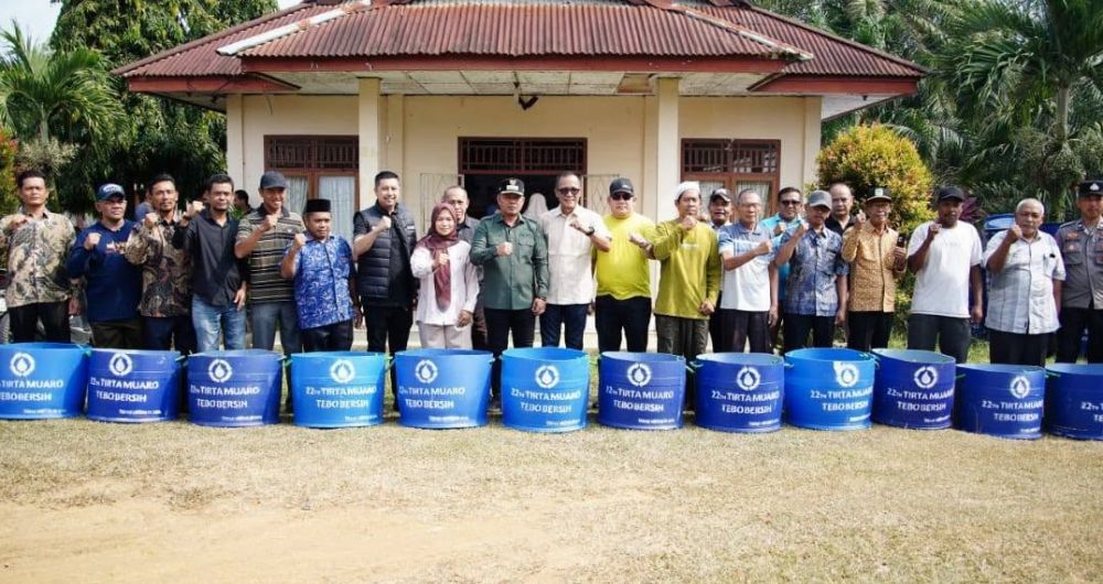 Wabup Tebo Nazar Efendi Serahkan 350 Tong Sampah ke Masyarakat Rimbo Bujang untuk Perkuat Budaya Bersih