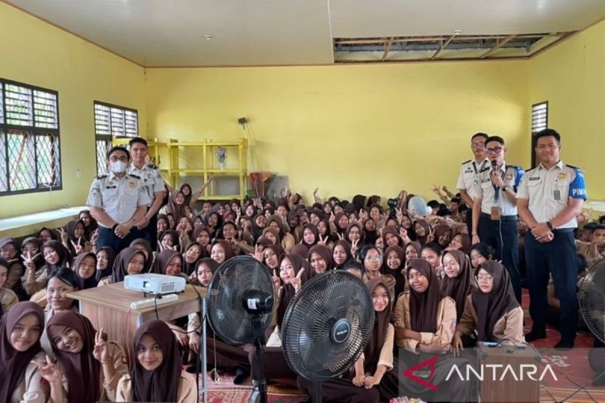 Imigrasi Tanjabbar Edukasi Pelajar SMAN 15 soal Modus TPPO dan TPPM, Waspadai Tawaran Kerja Luar Negeri