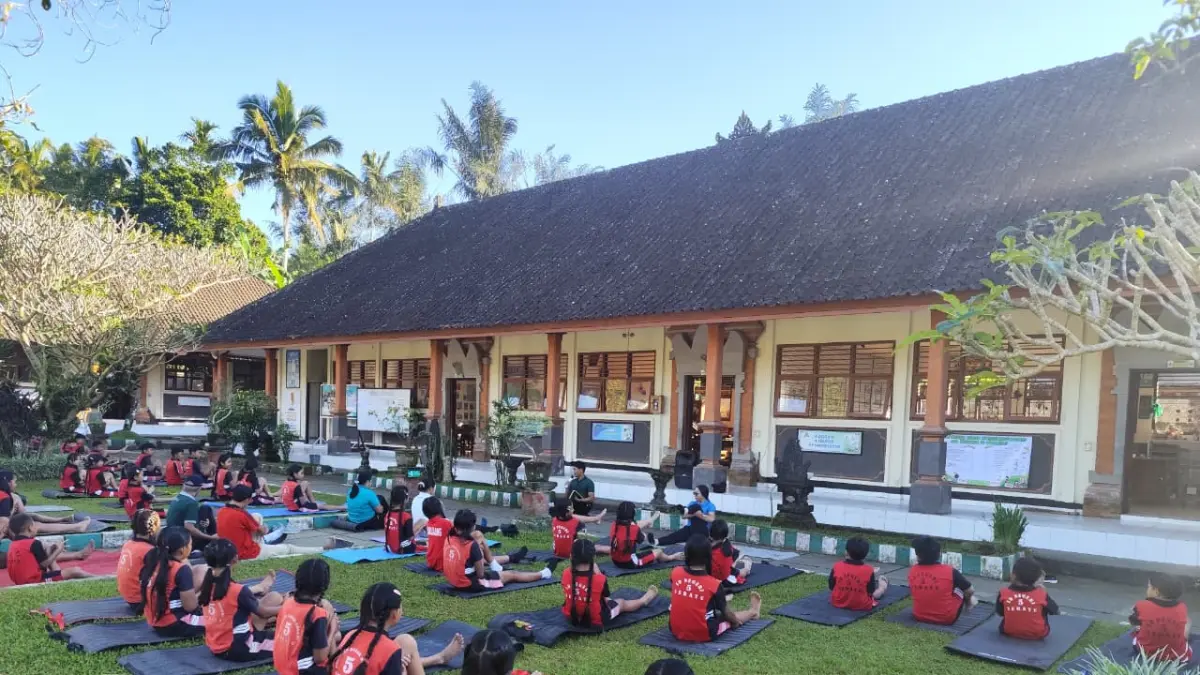 Penyuluh Agama Hindu Kemenag Gianyar Ajarkan Yoga Asanas ke Siswa SDN 5 Sebatu, Tanamkan Hidup Sehat Sejak Dini