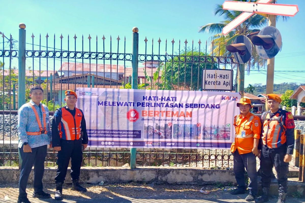KAI Divre II Sumbar Pasang 4 Spanduk Imbauan Keselamatan di Perlintasan Kereta Api Antisipasi Libur Sekolah
