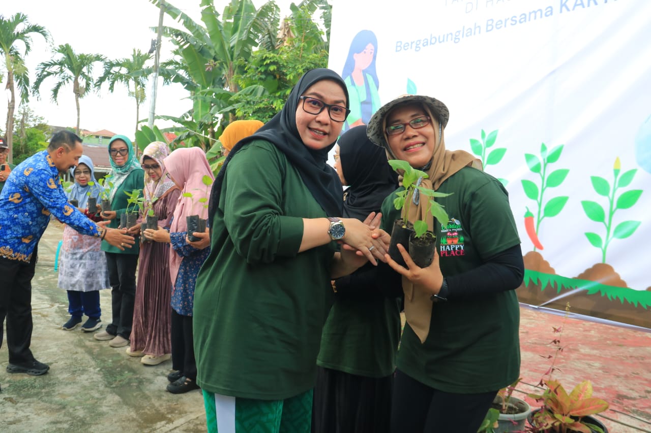 Pemkot Banjarbaru Salurkan 5.000 Bibit Cabai dan Terong ke Kelompok Perempuan, Dorong Ketahanan Pangan dari Pekarangan Rumah