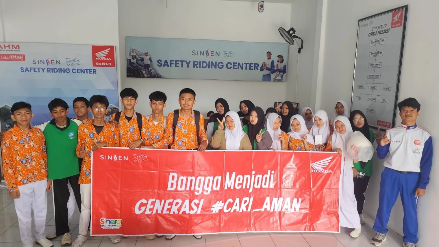 Sinsen Gelar Edukasi Safety Riding di Jambi, Pelajar dan Karyawan Diajak Kuasai Teknik Berkendara Aman