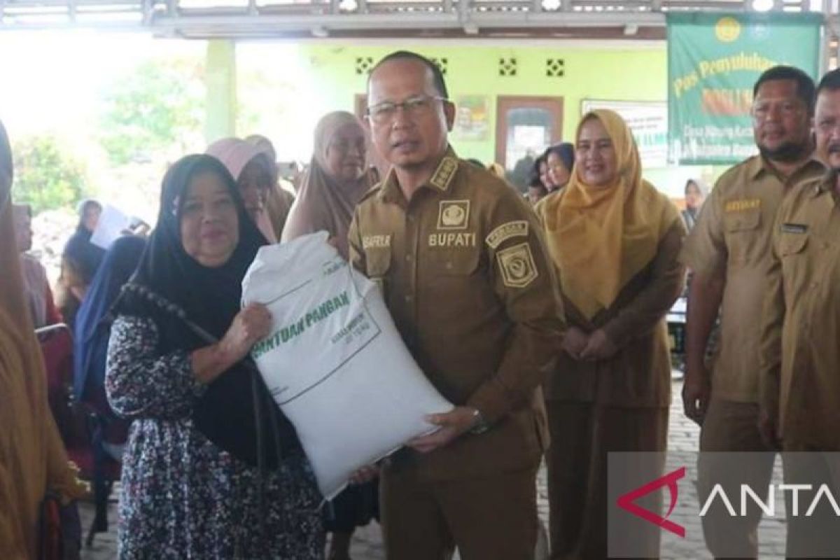 Bupati Bangka Tengah Tinjau Langsung Penyaluran 16,89 Ton Beras Bantuan Pangan untuk 563 KPM di Koba