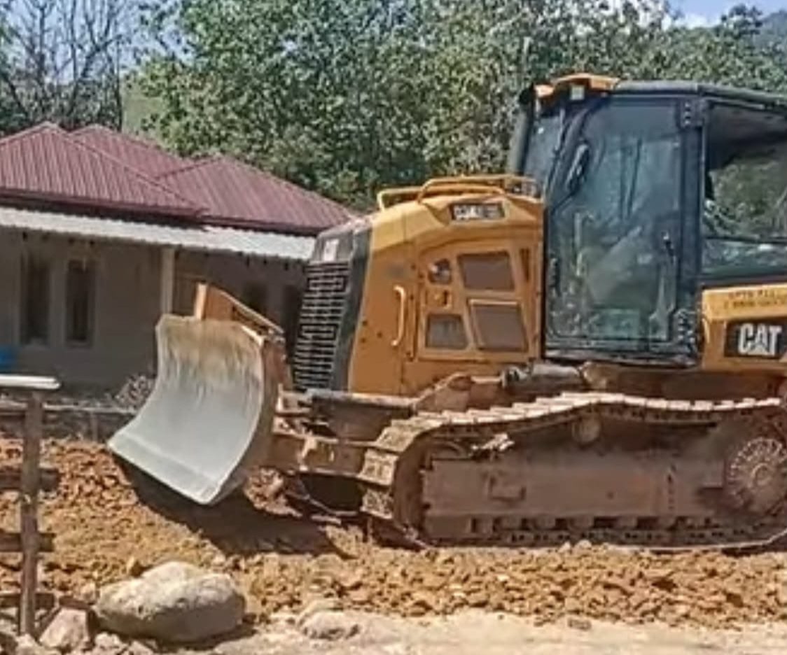 PUPRD Sulbar Kerahkan Alat Berat Perbaiki Jalan Rusak di Dusun Kandang Batu, Mamuju, Warga Ucapkan Terima Kasih