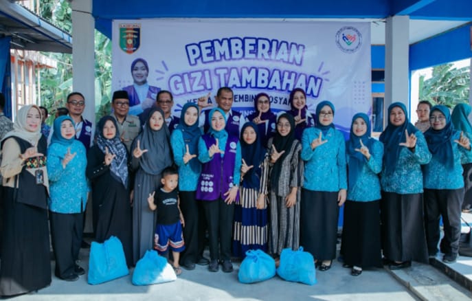 Ketua TP PKK Lampung Canangkan Desa TAPIS di Tulang Bawang, 50 Paket Sembako hingga Mesin Jahit Dibagikan ke Warga