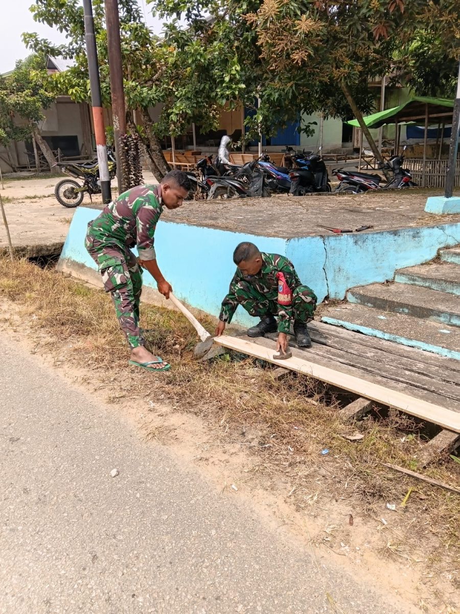 Jelang HUT ke-81 RI, Anggota Koramil Air Besar dan Warga Gotong Royong Rawat Makam Juang Serimbu di Landak
