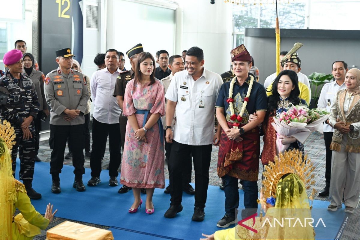 Gubernur Sumut Bobby Nasution Sambut Kapolda Sonny Irawan di Kualanamu, Sematkan Tanjak Melayu