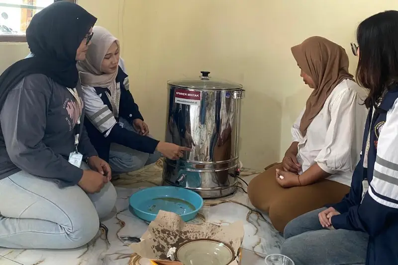 Mahasiswa KKN Undip Latih 9 Anggota UMKM GilBarJu Sragen Operasikan Mesin Spinner Ikan Pethek Krispi