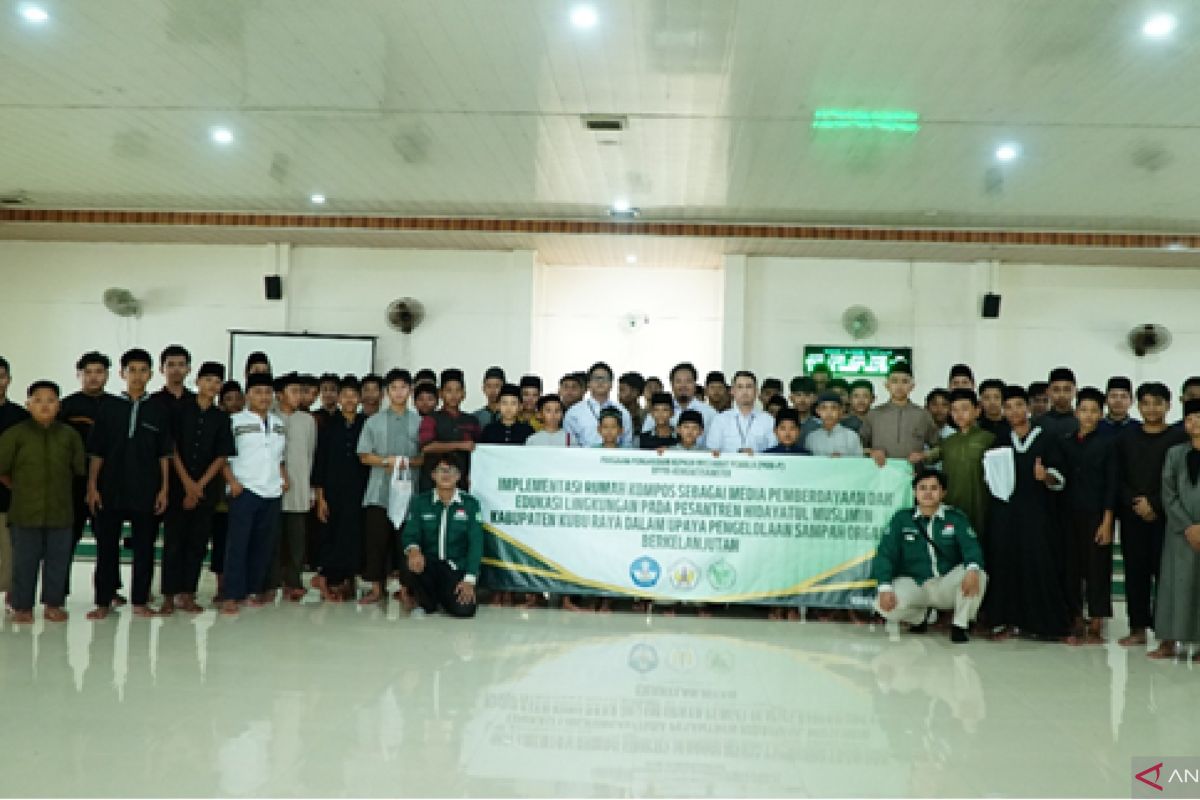 Santri Pondok Pesantren Kubu Raya Dilatih Untan Olah Sampah Organik Jadi Kompos