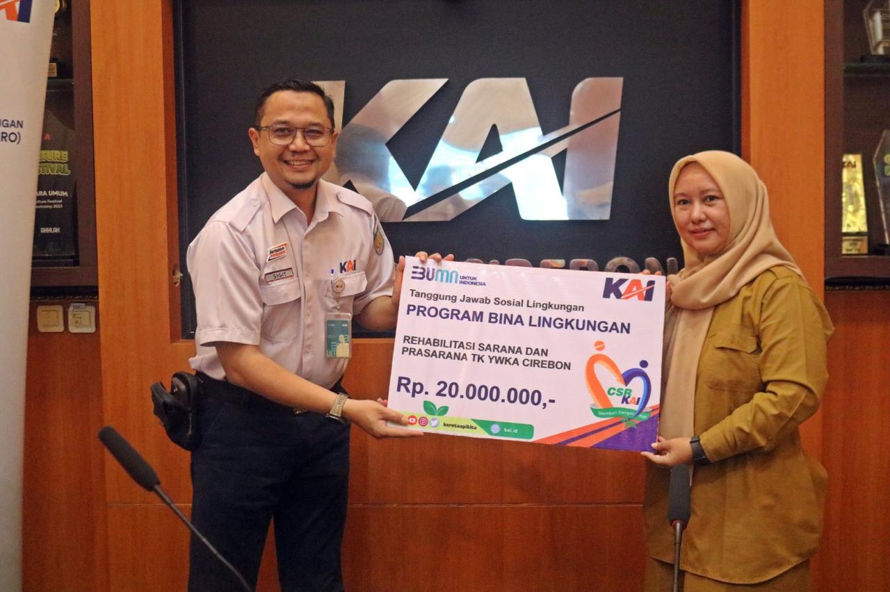 KAI Daop 3 Cirebon Salurkan Bantuan Rp 105,61 Juta untuk Masjid, Ponpes, hingga Keraton Kanoman
