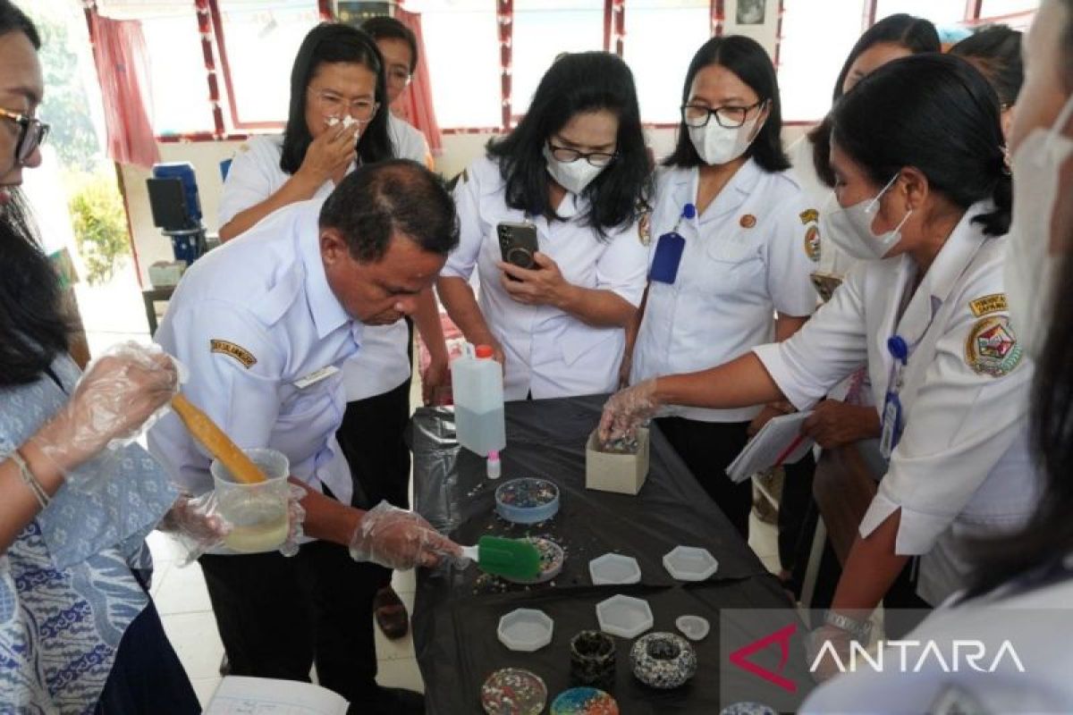 Pemkab Tapanuli Utara dan SOL Gandeng Ahli Singapura untuk Olah Sampah Plastik Jadi Paving Block di Sekolah
