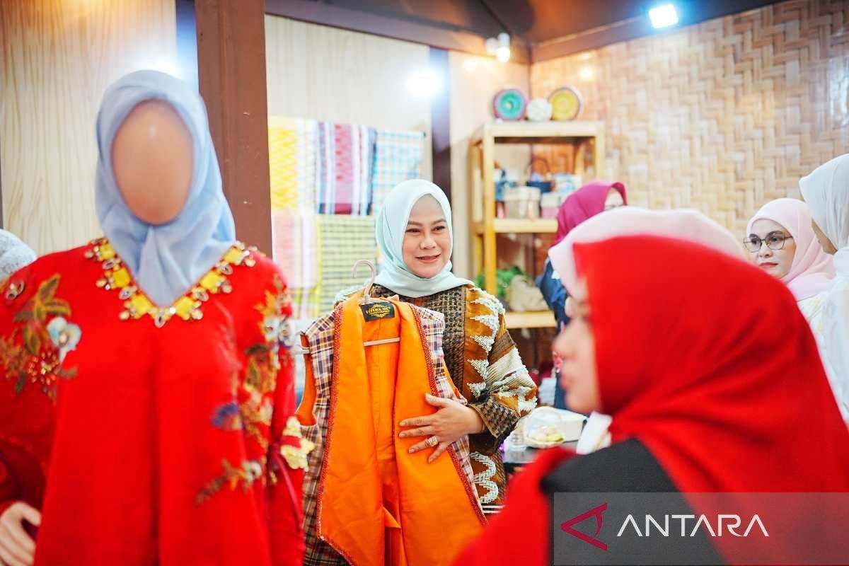 Rp45 Juta Terjual dari Produk Wastra dan Kriya Gowa di Pameran Dekranas ke-46 Makassar, Sarung Sutera Cura' Labba Jadi Primadona