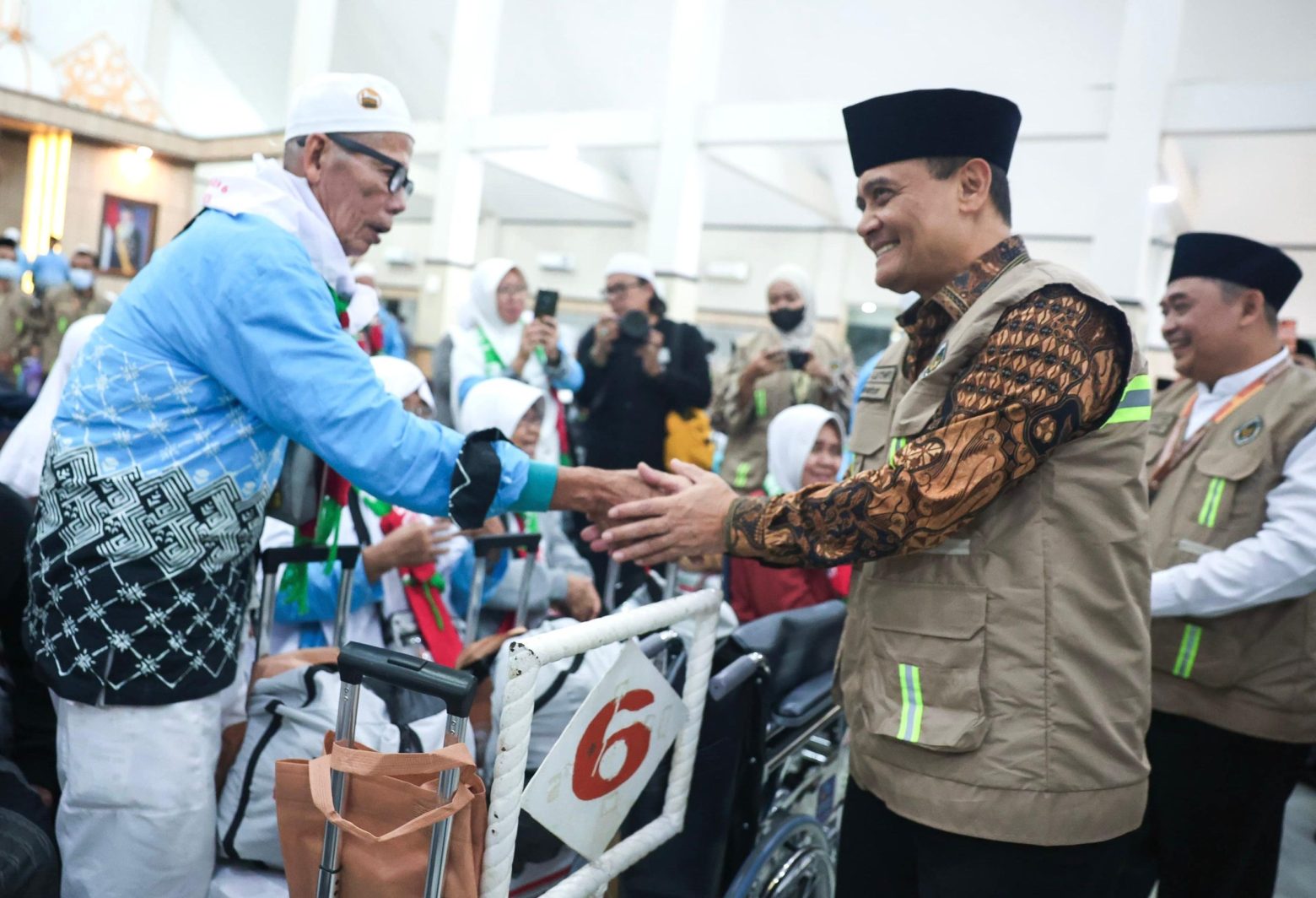 Tangis Haru dan Sujud Syukur Sambut Kepulangan Jemaah Haji Kloter Pertama Embarkasi Solo di Donohudan
