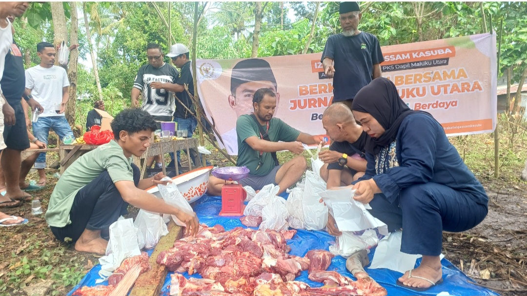 Senator Alqossam Kasuba Potong Satu Ekor Sapi Kurban untuk Insan Pers di Ternate, Wujud Silaturahmi Idul Adha