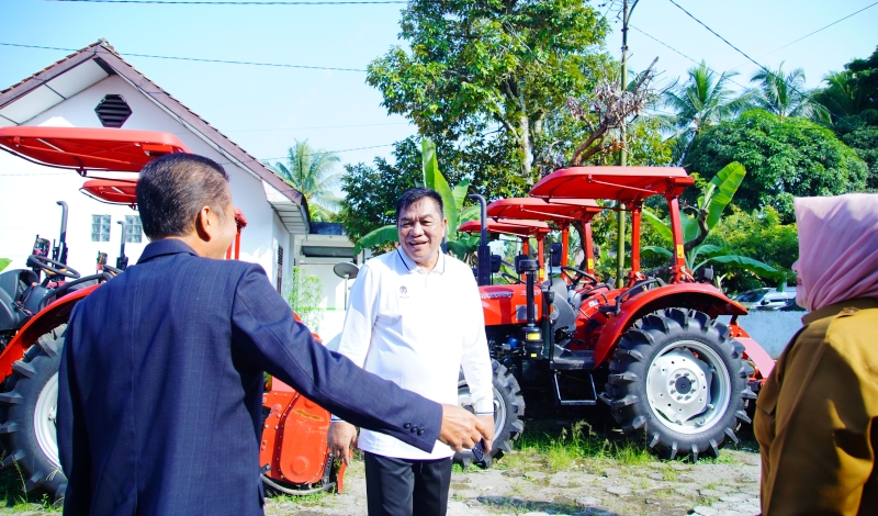 Bupati Muba Tinjau Langsung Bantuan Alsintan untuk Program Cetak Sawah dan Optimalisasi Lahan, 31 Traktor Roda Empat Disalurkan