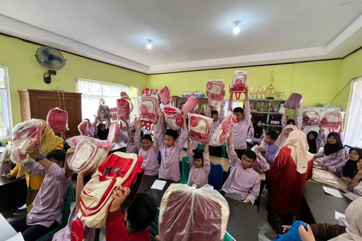 Tim UNP Bekali 50 Siswa SLBN 1 Padang Panjang Tas Siaga Bencana Berbasis QR Code Hadapi Erupsi Marapi