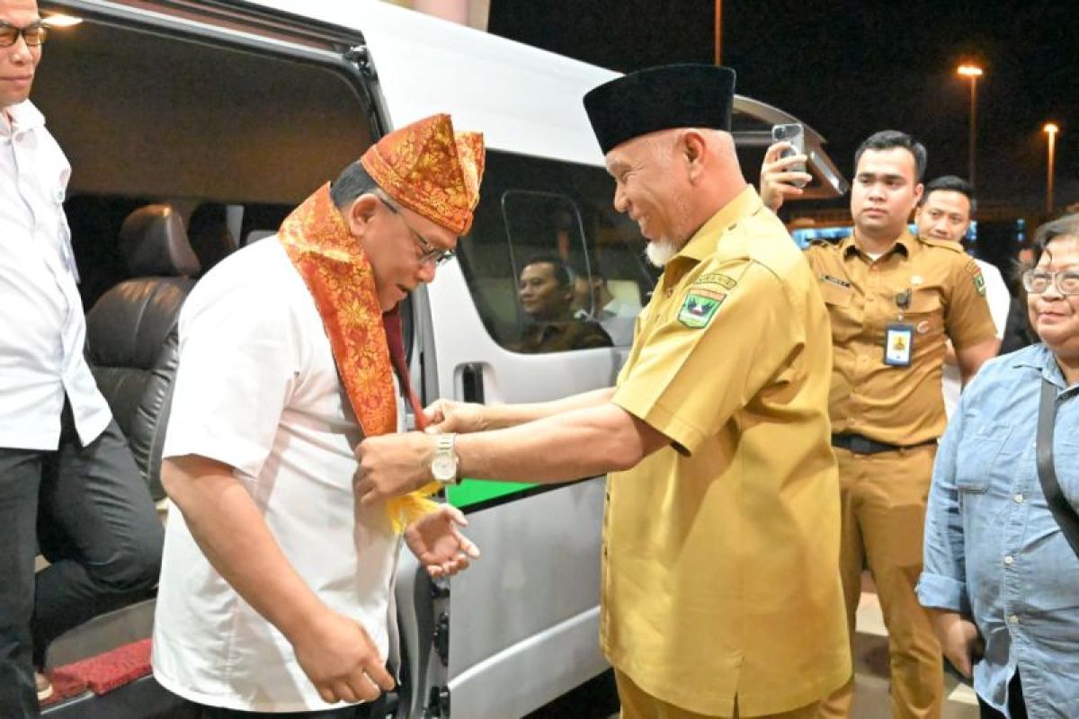 Gubernur Mahyeldi dan Menteri Lingkungan Hidup Bahas Perdagangan Karbon dari Hutan Adat di Sumbar