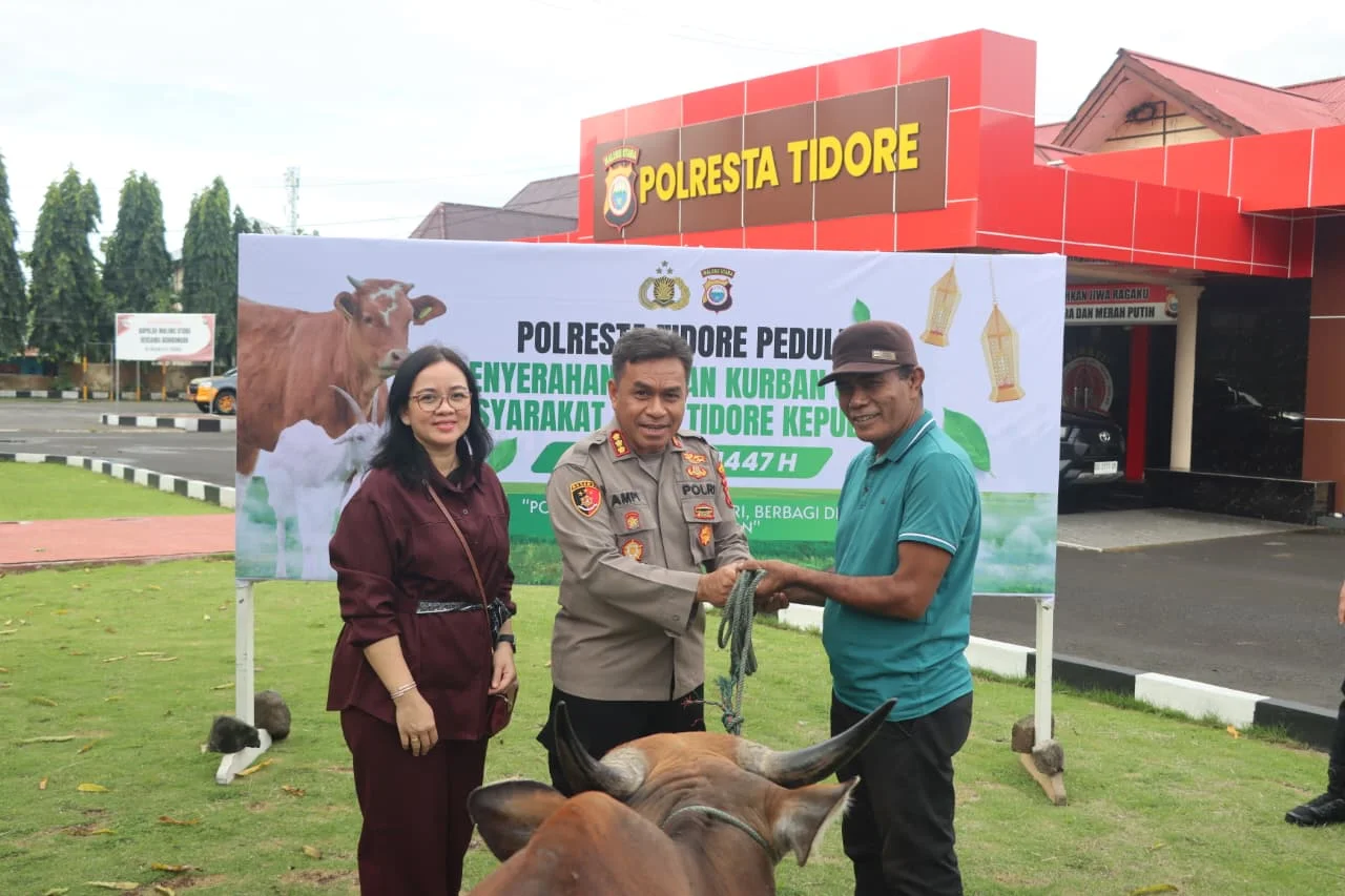 Kapolresta Tidore Serahkan Tiga Sapi Kurban untuk Warga Sambut Iduladha 1447 H