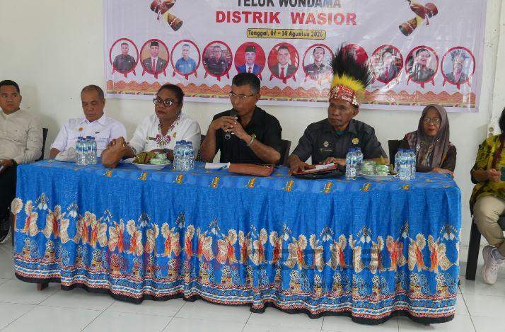 Anggota DPRK Teluk Wondama Borong Dagangan Mama-mama Papua di Pasar Iriati, Daya Beli Anjlok Akibat Ekonomi Nasional