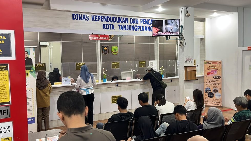 Disdukcapil Tanjungpinang Kewalahan Layani Ribuan Warga Urus KK Berbarcode untuk Syarat SPMB SMA/SMK