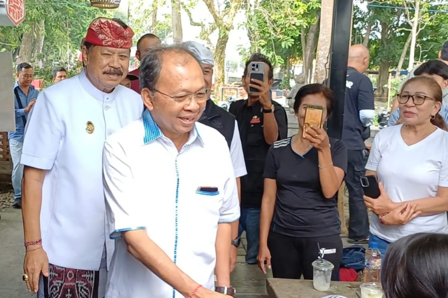 Gubernur Bali Koster Traktir Warga di Kedai Kopi Tabanan saat Tumpek Krulut, Ratusan Pengunjung Serbu UMKM Lokal