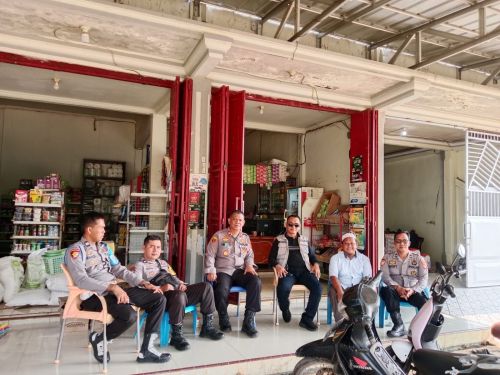 Polsek Abung Tengah Sambangi Pasar Desa Gunung Besar, Warga Diimbau Waspada Modus Penipuan dan Pencurian