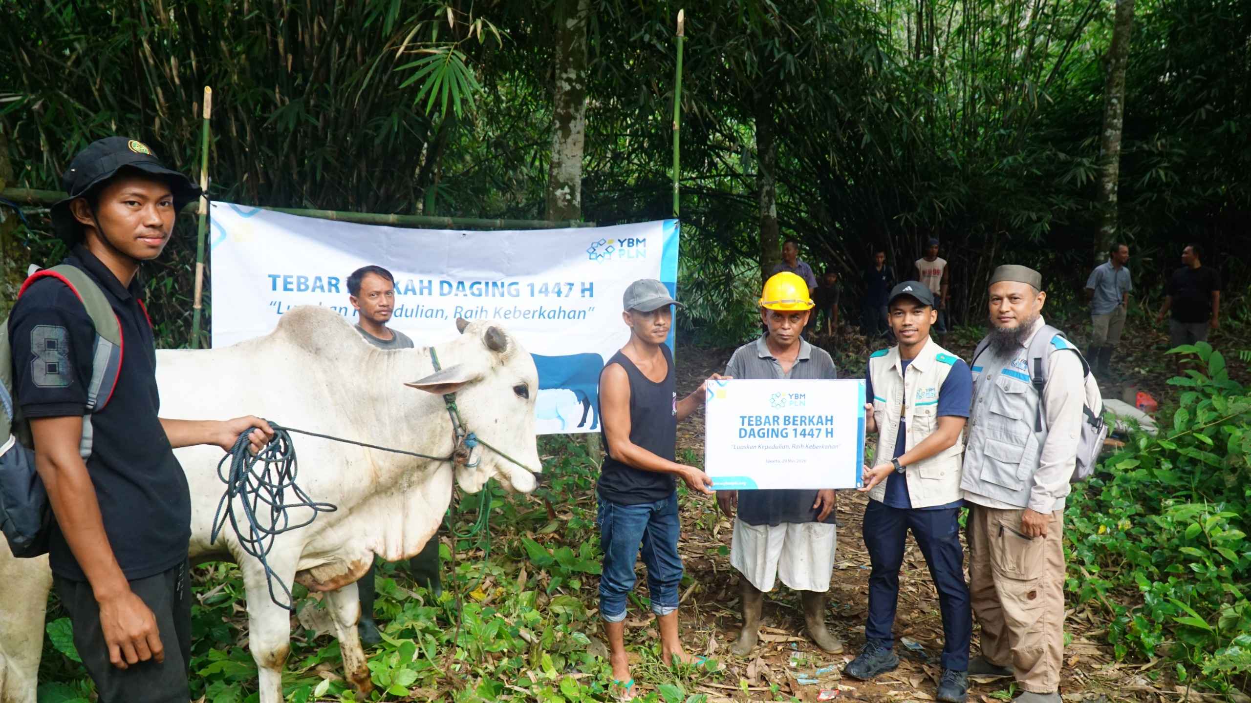 YBM PLN UID Kalselteng Tebar 160 Paket Daging Kurban ke Dusun Pabaan di Pedalaman Meratus, Momen Pertama Sejak 1993