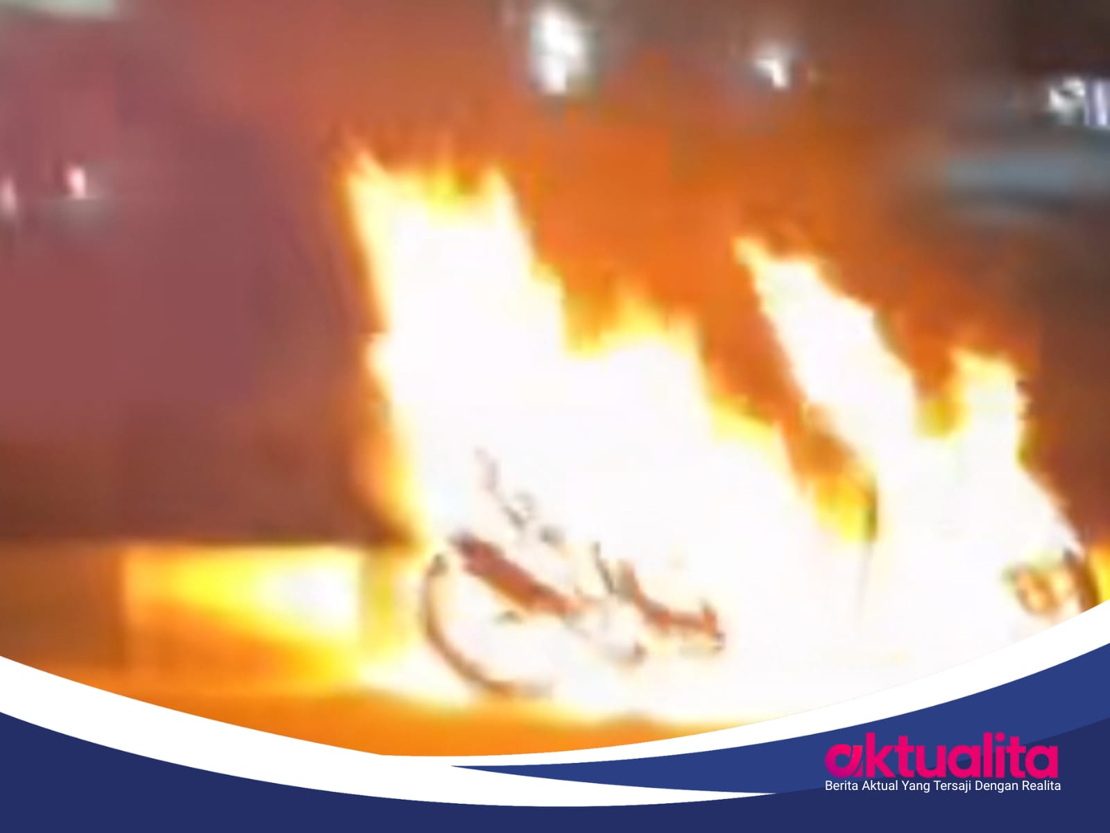 Motor Terbakar di Jalan Raya Tegar Beriman Cibinong, Percikan Api dari Mesin Diduga Jadi Penyebab
