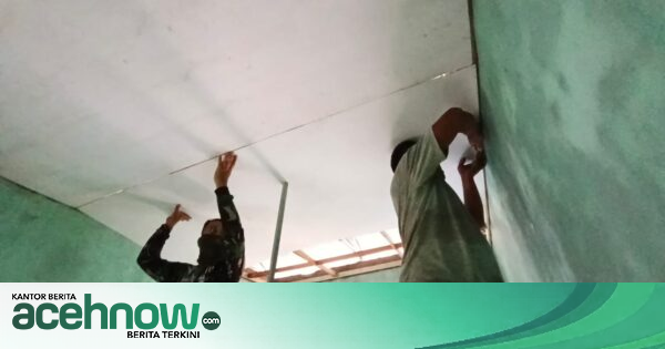Satgas TMMD Kodim 0107/Aceh Selatan Pasang Plafon Rumah Warga di Kemumu Hilir, Target Hunian Layak Segera Tuntas