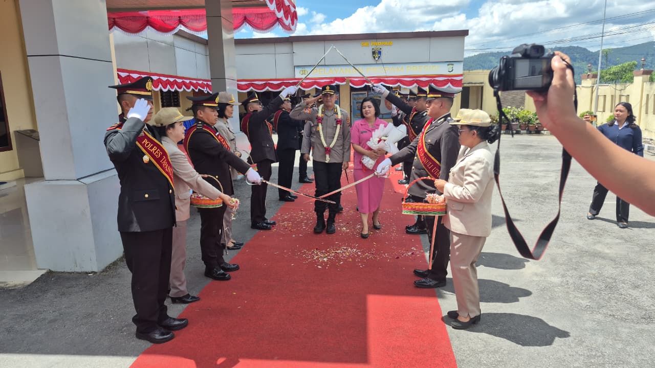AKBP Ernis Sitinjak Pamit dari Polres Tapanuli Utara Usai 2 Tahun 6 Bulan Pimpin, Personel Haru Lepas dengan Tradisi Pedang Pora