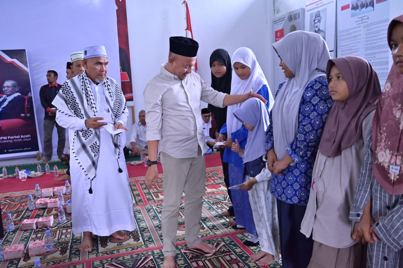 Bupati Aceh Jaya Serahkan Santunan Anak Yatim di Haul ke-16 Hasan Tiro, Kenang Jasa Wali Nanggroe