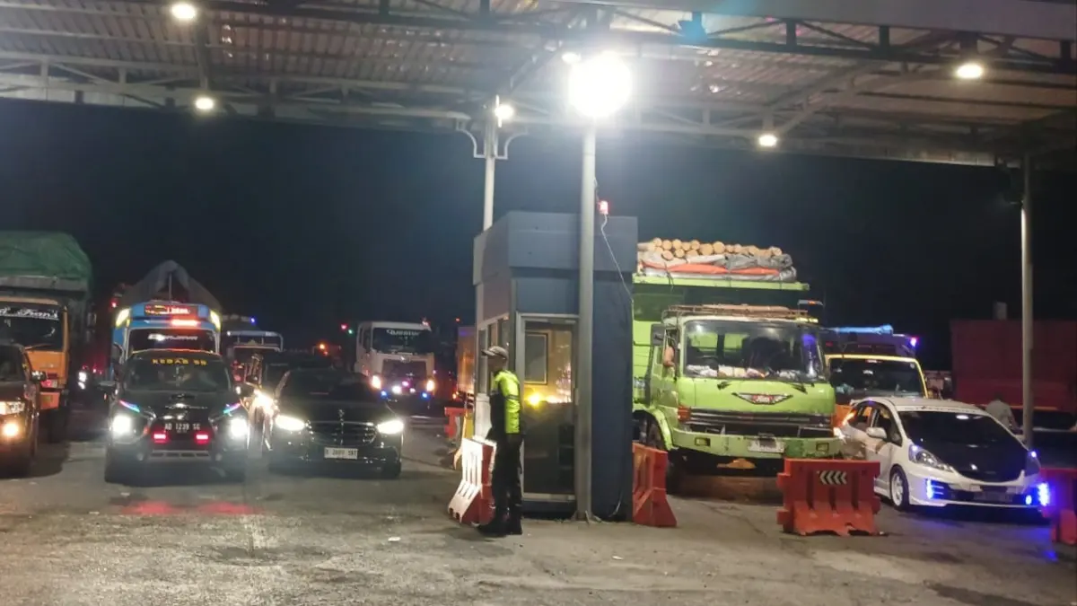 Antrean Panjang di Gilimanuk Berujung Aksi Unik, Dua Mobil Saling Tabrak sebagai Ganti Rugi yang Macet