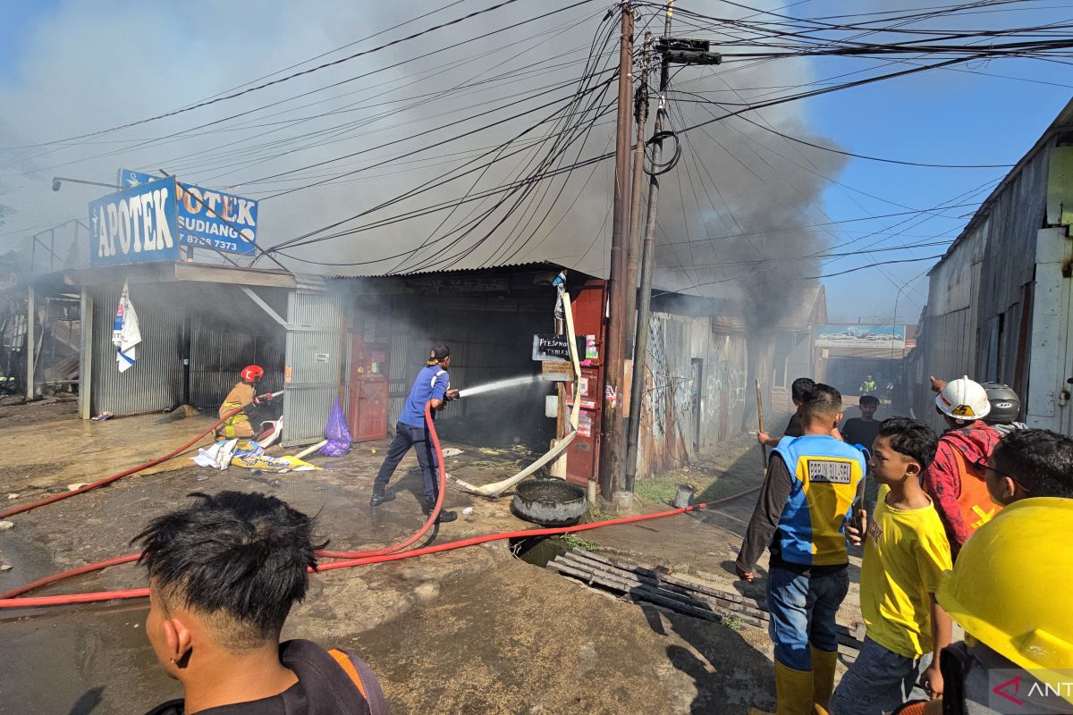 Kebakaran Melanda Deretan Toko di Sudiang Makassar, Api Diduga Berasal dari Kios dan Melahap Bengkel Ban