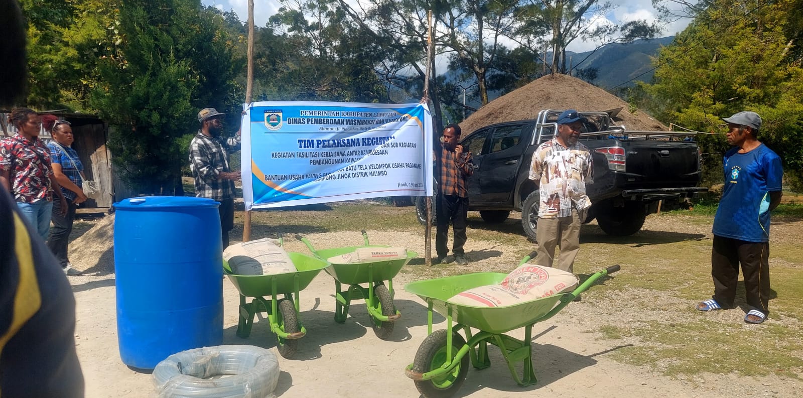 Pemkab Lanny Jaya Salurkan Bantuan Material Pembuatan Bata ke Kelompok Kerja Paganame di Kampung Jinok