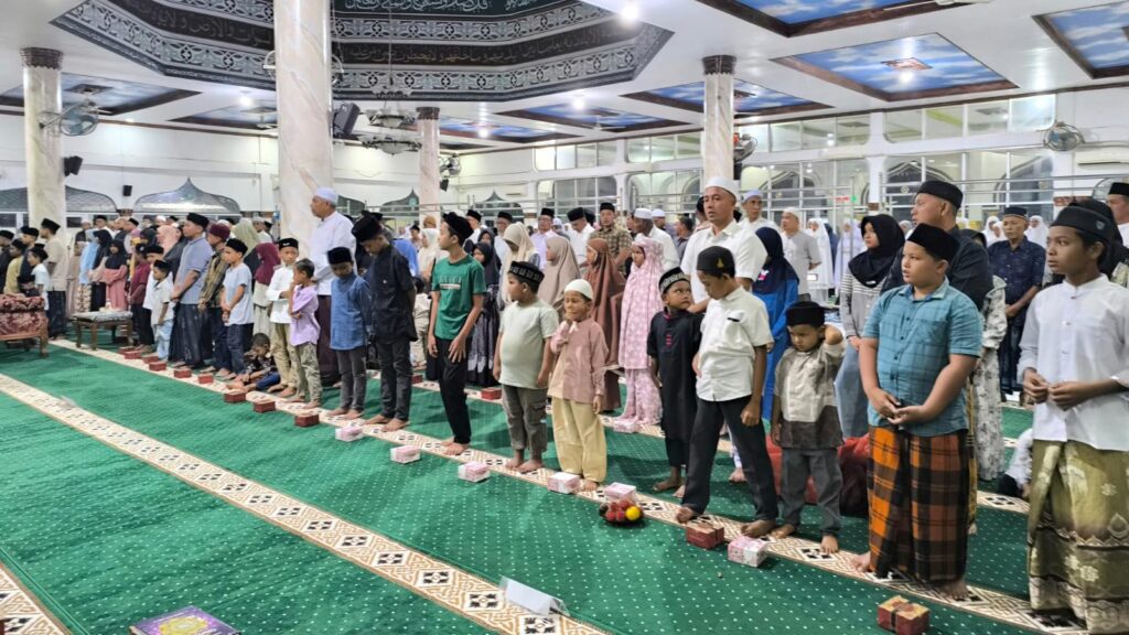 Masjid Besar Murtadha Simpang Mulieng Santuni 200 Anak Yatim di Malam Asyura, Camat Syamtalira Aron Apresiasi Syiar Islam