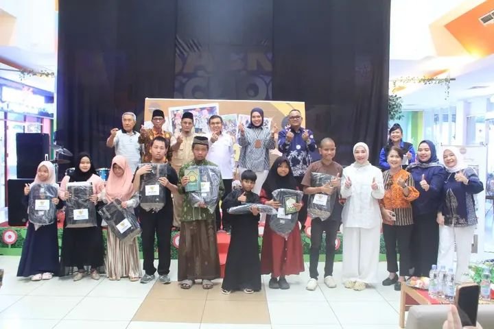Baznas Bengkulu dan Komunitas Foodiebyra Bagikan 50 Tas Sekolah untuk Anak Yatim di Mega Mall