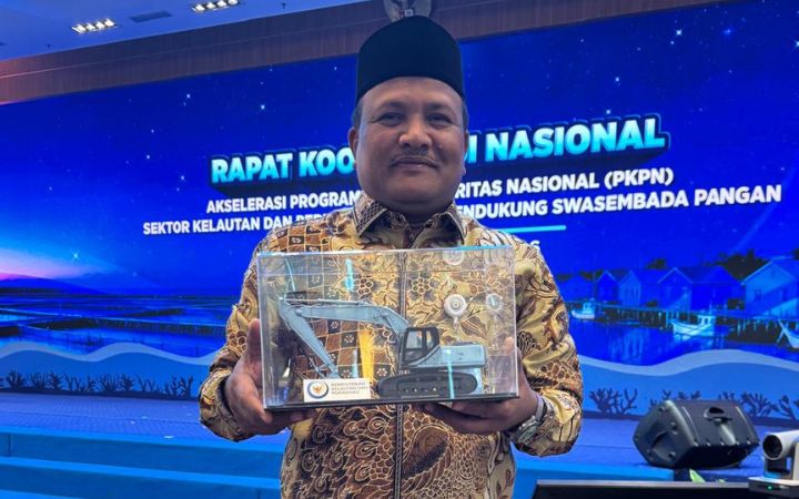 Pemkab Bireuen Terima Excavator dari KKP untuk Percepat Pemulihan Tambak Pascabanjir Hidrometeorologi