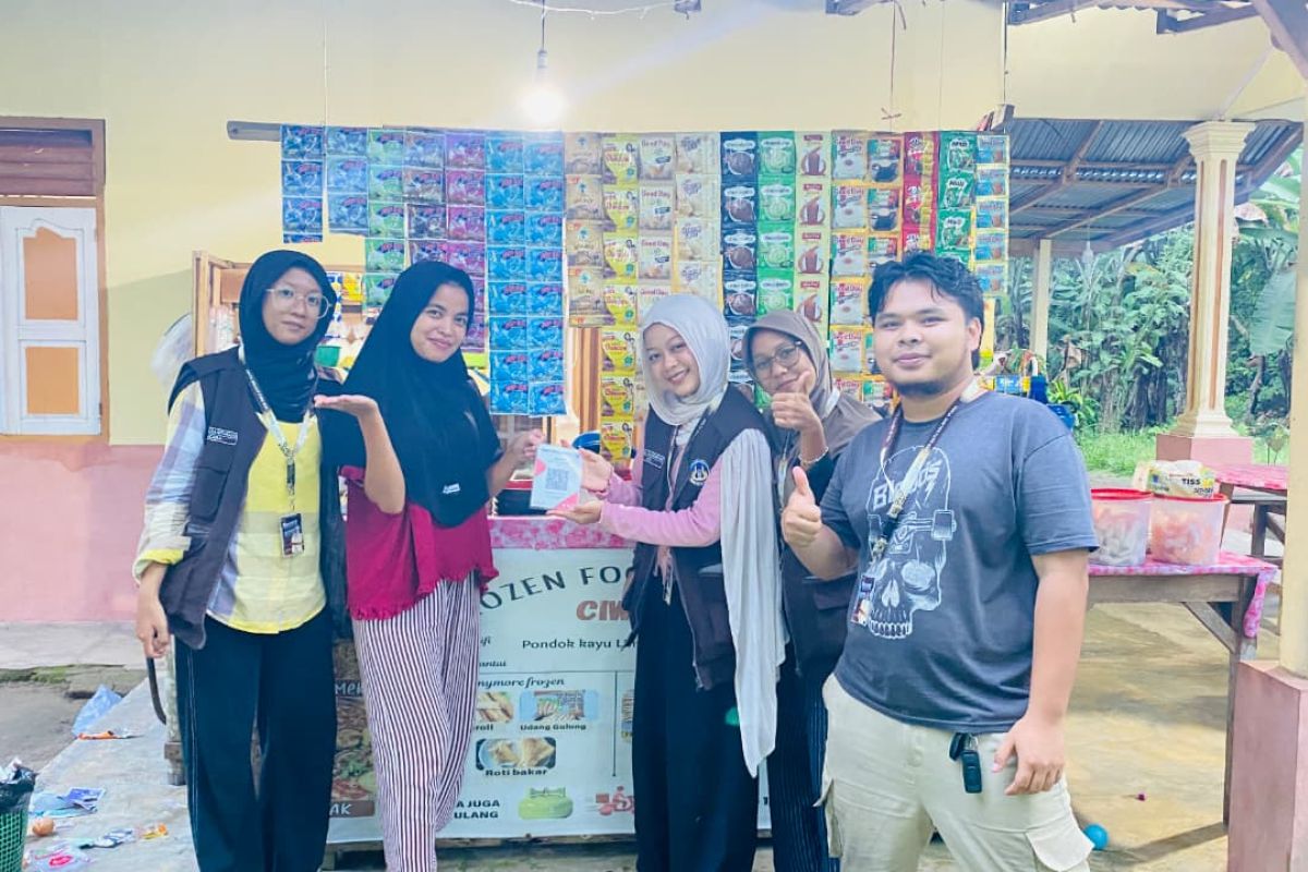 Enam Pelaku UMKM di Nagari Batu Kalang Utara Padang Pariaman Naik Kelas Berkat Program Digitalisasi Mahasiswa KKN UNP