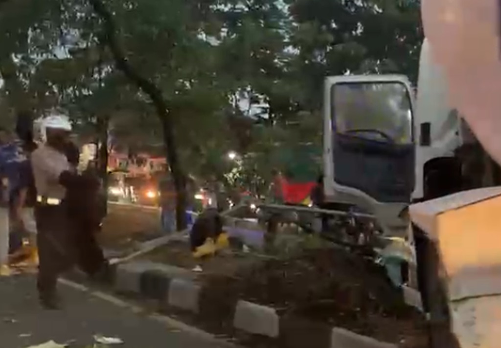 Truk Mixer Nyungsep di Pembatas Jalan Soekarno Hatta Bandung, Truk Tronton Masuk Parit di Nagreg
