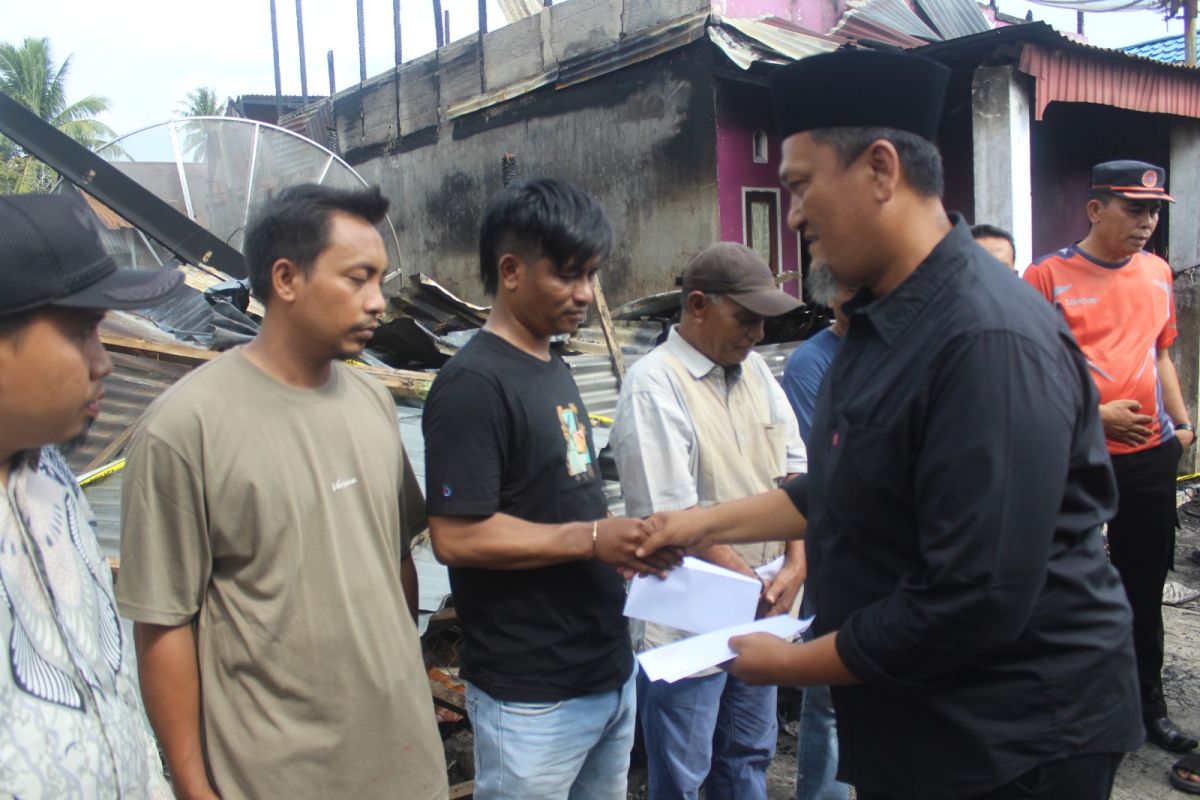 Pemkab Pasaman Barat Salurkan Bantuan ke Enam Keluarga Korban Kebakaran Pasar Lama Ujung Gading, Kerugian Capai Rp705 Juta