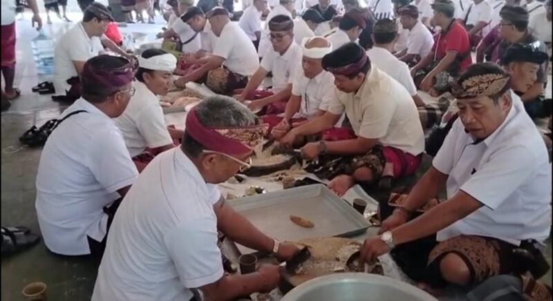 Parade Ngelawar di Gianyar Libatkan 64 Perbekel dan 64 Ketua BPD, Bupati Sebut Lawar Simbol Kebersamaan