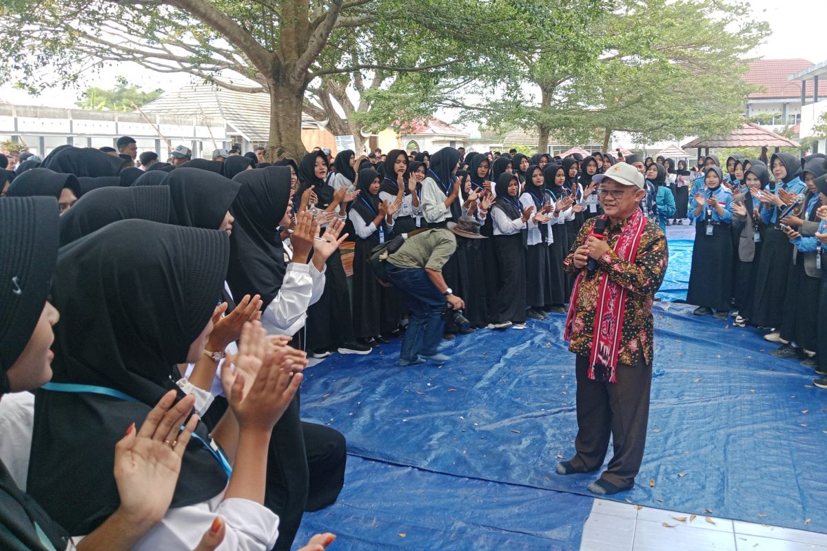 Menteri Pendidikan Abdul Muti Imbau Pelajar Lombok Tengah Bijak Bermedsos dan Jangan Begadang Demi Masa Depan