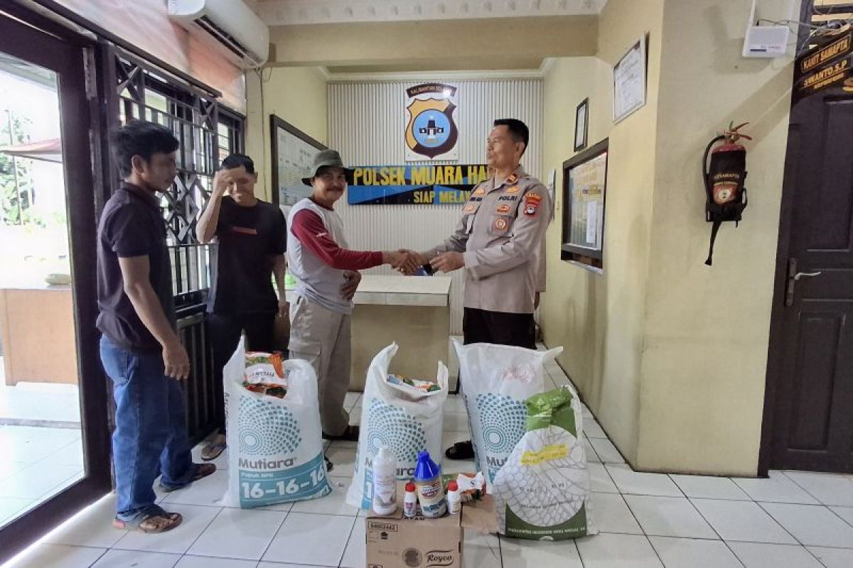 Polsek Murung Pudak Salurkan 3 Karung Bibit Jagung dan Pupuk ke Petani di Tabalong, Dukung Ketahanan Pangan